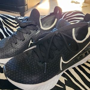 NIKE Reacts size 5